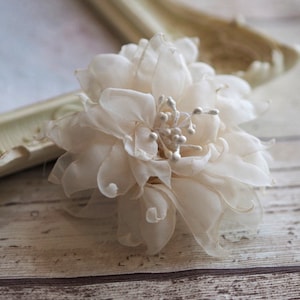 Silk Flower Hair Clip, Flower Girl Hairpiece, Silk Flowers for Bride, White Flower Hair Pins, Ivory Flower Clip, Chic Wedding Hair Accessory