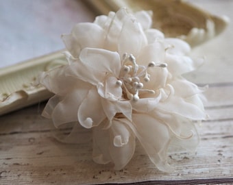Silk Flower Hair Clip, Flower Girl Hairpiece, Silk Flowers for Bride, White Flower Hair Pins, Ivory Flower Clip, Chic Wedding Hair Accessory
