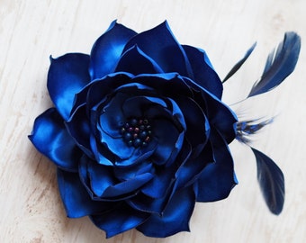 Flor de pelo azul real, broche azul real, pinza de pelo de flor azul real, fascinador azul real, broche de flor de tela grande, flor azul cobalto