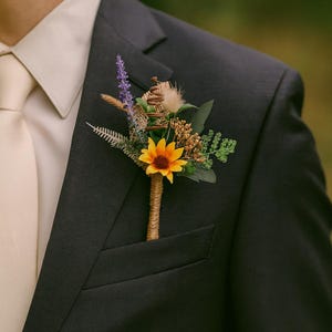 Zonnebloem boutonniere voor bruiloft, zonnebloem boutineer, zonnebloem bruiloft knoopsgat, bosrijke rustieke corsages, knoopsgaten herfst bruiloft