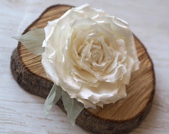 Spilla per capelli con fiori da sposa bianchi, forcina per capelli con fiori in tessuto, spilla con fiori di seta, spilla con rosa d'avorio, fascinatore di rose bianche, fermaglio per capelli con fiori d'avorio