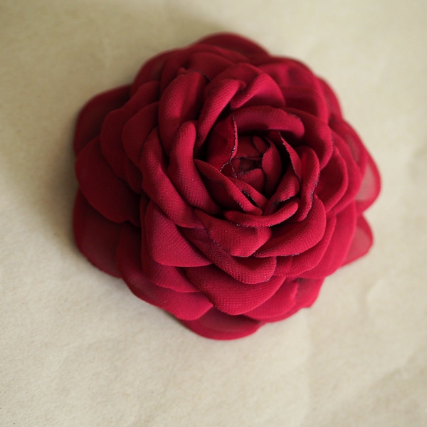 Pince à cheveux rose rouge, peigne à fleurs de soie rouge, cheveux à fleurs rouges, bibi rose rouge, accessoires pour cheveux roses, broche rose, broche à fleurs de Bourgogne