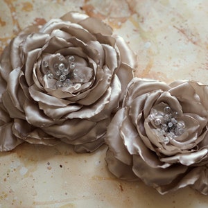 Champagne Gold Flower Clip – Satin Rose Fascinator Bridesmaid, Boho Wedding Hairpiece, Bridal Flower Brooch, Champagne Updo Hair Accessory