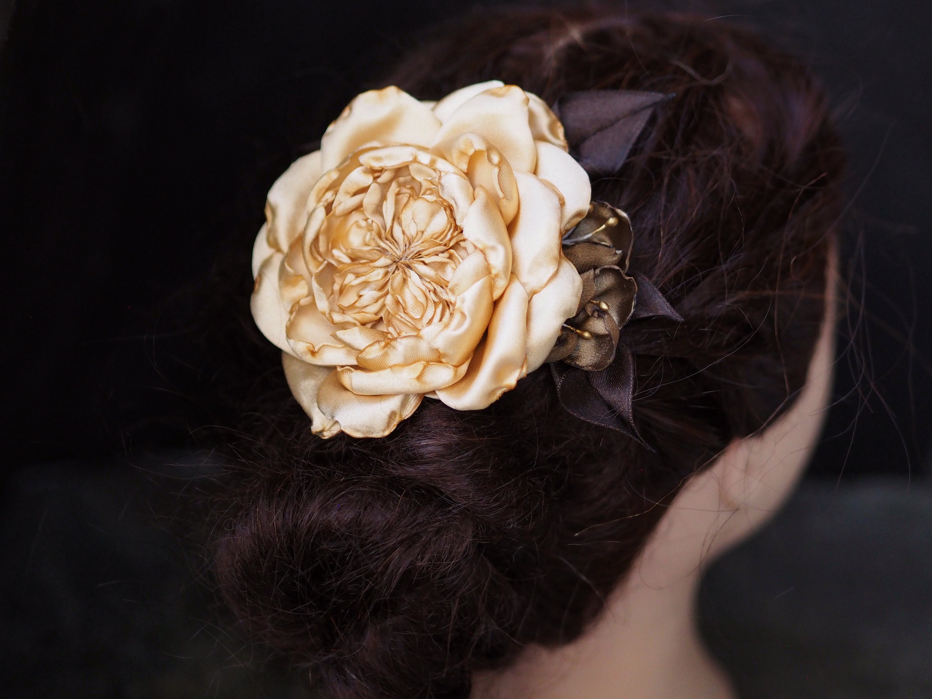 Fermaglio E Spilla Per Capelli A Rosa Vintage - Fatto A Mano In Tessuto Raso - Lunghezza 10 Cm - Colore Champagne