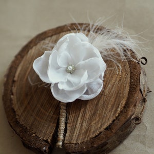 Boho White Boutononniere, Ivory Feather Boutonniere, White Flower Corsage and Boutonniere, Wedding Simple Buttonhole,White Grooms Boutineers burlap stem butonier