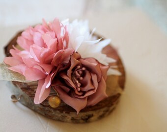 Barrette à cheveux fleur rose poudré, morceau de tête floral en soie, casque d'invité de mariage, fascinateur fleur rose blush, fascinateur rose cendré feuilles