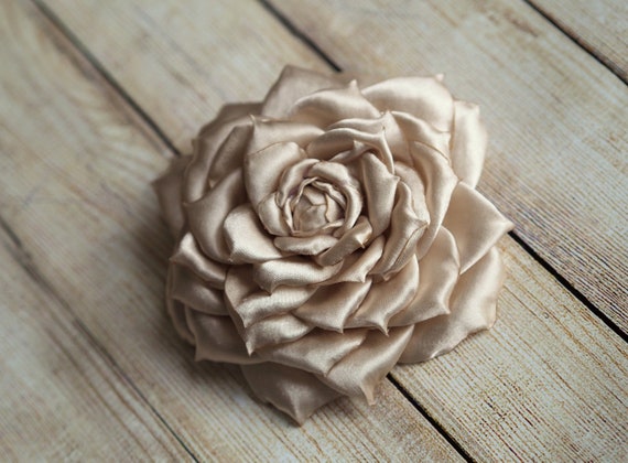 SATIN ROSE HAIR CLAW CHAMPAGNE SATIN ROSE HAIR CLAW CHAMPAGNE