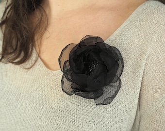 Broche fleur en organza, Broche fleur en tissu, Grande épingle en organza fleur, Broches roses en soie noires, Épinglette florale pour femme, Barrette à cheveux blanche