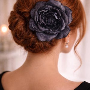 Broche o pinza para el cabello con rosa de satén color carbón, peineta floral gris oscuro, prendedor de flor de tela, diadema llamativa, rosa melancólica para vestido o regalo.