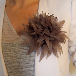 Organza Blumenbrosche, Stoffblumenbrosche Mocca, große Blumenorganza, Seidenrosenbroschen, Blumenschulternadeln Frauen, braun Haarspange