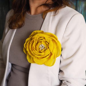 Broche de flor amarilla de gran tamaño, flor de tela amarilla para vestido, broche de ramillete de flores enorme, broche de flor de seda, accesorios amarillos, pinza para el cabello amarilla