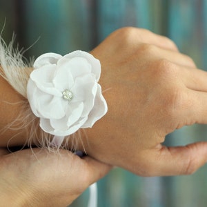 Boho White Boutononniere, Ivory Feather Boutonniere, White Flower Corsage and Boutonniere, Wedding Simple Buttonhole,White Grooms Boutineers wrist corsage