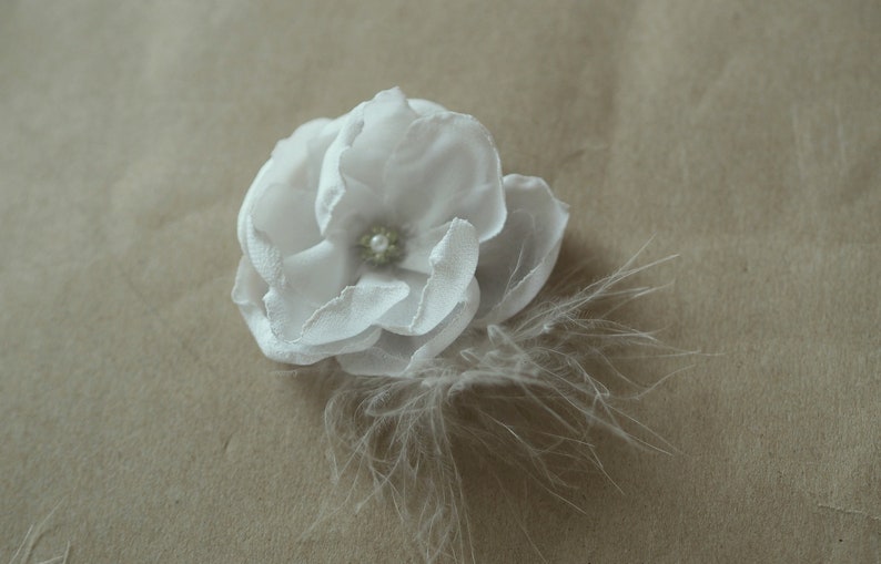 Boho White Boutononniere, Ivory Feather Boutonniere, White Flower Corsage and Boutonniere, Wedding Simple Buttonhole,White Grooms Boutineers image 9