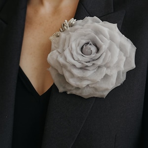 Broche de flor de organza gris plateado: romántico broche de rosa de seda para vestido, cabello o hombro. Ramillete de tela gris para boda o regalo.