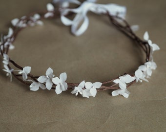 Floral Bridal Circlet, eenvoudige bruiloft kroon, sierlijke bloemen tiara bruiloft, witte bloem wijnstok eenvoudig, minimalistische bruids kroon, bloem hoofdband