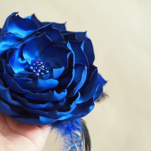 【I AM MARI】See-Through Flower Chiffon Smoke Banding OP The FTD® Exquisite Tribute™ Standing Spray · Sublime Fleuriste