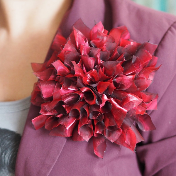 Broche de flor de seda de gran tamaño rojo, pasador de tela de gran tamaño, flor de tela de broche de organza de Borgoña, broche floral de declaración, fascinador de flores grandes