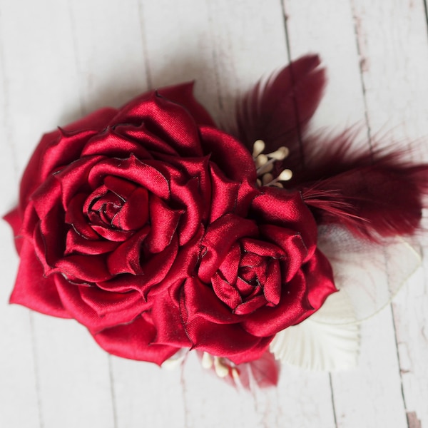 Morceau de cheveux rose rouge, peigne à cheveux de mariée rouge, bibi rose de Bourgogne, casque de mariée rouge, clip de fleur de cheveux rouges, accessoires de cheveux de rose en satin