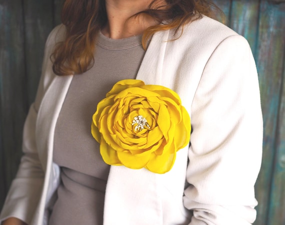 Oversized Yellow Flower Brooch – Big Summer Corsage Pin  display picture 2