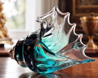 Handgeblazen glazen sculptuur van een schelp, decoratie met kleurverloop, tafelstuk in Murano-stijl.