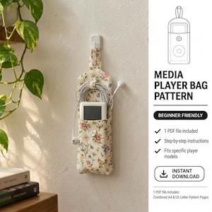 Può includere: Una custodia in tessuto con stampa floreale per lettore multimediale con chiusura a bottone, appesa a un gancio a muro. La custodia contiene un lettore multimediale bianco con auricolari. Testo a destra: MEDIA PLAYER BAG PATTERN.