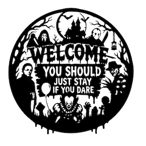 Op de afbeelding: Een rond zwart wandbord met horrorfilmfiguren en het silhouet van een spookhuis. De tekst "WELCOME YOU SHOULD JUST STAY IF YOU DARE" is geschreven in een druipend lettertype. Het ontwerp bevat een clown met een ballon, een gemaskerd figuur en een begraafplaats.