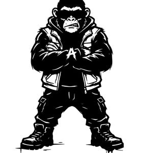 Pode incluir: Uma ilustração gráfica a preto e branco de um gorila de pé com os braços cruzados. O gorila usa um colete com capuz com a letra A no peito, calças cargo e botas. A personagem tem uma expressão severa e usa óculos de sol escuros.