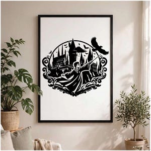 Op de afbeelding: Een zwart-wit ingelijste muurkunstprint met een silhouetillustratie van een tovenaar in gewaad die een toverstaf vasthoudt, met een groot kasteel op de achtergrond, een vliegende vogel en decoratieve wervelende patronen in een cirkelvormige rand.