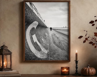 Stampa fotografica in bianco e nero di una costa marina • Quadro su tela con spiaggia suggestiva • Poster minimalista di paesaggio marino • Arte moderna per il soggiorno