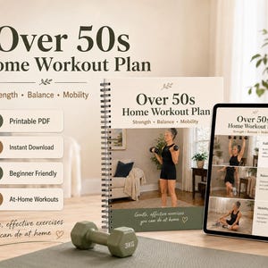 Può includere: Una guida all'allenamento rilegata a spirale intitolata Over 50s Home Workout Plan con il testo Strength, Balance, Mobility. Include un tablet digitale che mostra lo stesso piano, un manubrio verde da 3 kg e icone per PDF e download.
