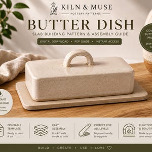 Puede incluir: Una guía PDF de descarga digital para un patrón de construcción de mantequera de Kiln & Muse. La imagen muestra una mantequera rectangular de cerámica con un acabado beige moteado y un asa curva, junto con texto sobre el proyecto.