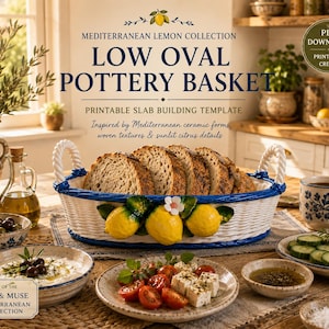 Peut inclure: Un panier en poterie ovale bas avec une texture tressée blanche, un bord bleu et deux anses en forme de corde. L'extérieur est orné de trois citrons jaunes et d'une petite fleur blanche. Le panier contient plusieurs tranches de pain.