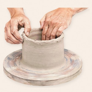 Puede incluir: Un recipiente cilíndrico de arcilla gris centrado en un torno de alfarero giratorio. La arcilla tiene una pared vertical lisa con un borde ligeramente irregular y texturizado. La base del torno presenta sutiles patrones circulares concéntricos.