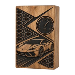 Pode incluir: Uma placa retangular de madeira com um carro esportivo gravado a laser, um tacômetro circular com o texto RPM x1000 e padrões de colmeia pretos. O veio natural da madeira contrasta com as seções gravadas escuras e rebaixadas.