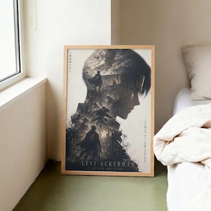 Puede incluir: Un póster enmarcado con una ilustración oscura y monocromática de Levi Ackerman de Attack on Titan. La obra muestra su silueta de perfil llena de escenas de un campo de batalla, soldados y un titán, con el texto Levi Ackerman en la parte inferior.