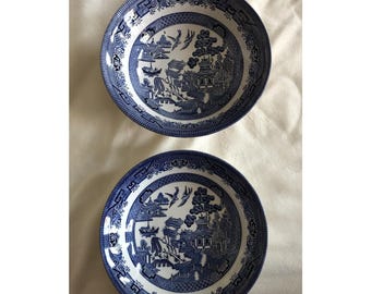 Set aus 2 Vintage Churchill Blue Willow Suppen- und Pastaschüsseln, 8 3/4" & 9" (22,2 cm & 22,9 cm), sehr guter Zustand