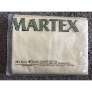 Puede incluir: Una sábana plana individual de la marca Martex en color amarillo pálido, empaquetada en plástico transparente. La etiqueta indica que es una mezcla de percal sin planchado de 50% poliéster Dacron y 50% algodón, para colchón de 99 x 190 cm, 167 x 243 cm.