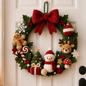 Könnte beinhalten: Ein runder Häkel-Weihnachtskranz mit einer großen roten Schleife oben. Der Kranz ist mit einem Lebkuchenmann, einer Zuckerstange, einem Schneemann, einem Rentierkopf, einem kleinen Weihnachtsbaum, einem Geschenk und Schneeflocken verziert.