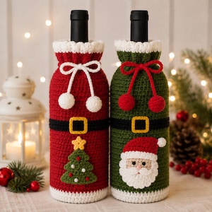 Puede incluir: Dos fundas para botellas de vino hechas de hilo de ganchillo. Una funda es roja con un cordón blanco, un cinturón negro con hebilla amarilla y un árbol de Navidad verde. La otra es verde con un cordón rojo, cinturón negro y cara de Papá Noel.