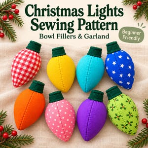Puede incluir: Un patrón de costura para luces navideñas, rellenos de cuencos y guirnaldas. La imagen muestra ocho formas de bombillas de tela en varios colores y estampados, incluyendo cuadros vichy rojos, amarillo sólido, turquesa, azul con estrellas blancas, naranja, rosa con puntos blancos, morado y verde con motivos de acebo.