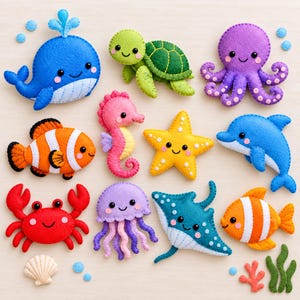 Può includere: Una collezione di ornamenti in feltro a forma di creature marine che include una balena blu, una tartaruga verde, un polpo viola, un pesce pagliaccio arancione, un cavalluccio marino rosa, una stella marina gialla, un delfino blu, un granchio rosso, una medusa viola, una razza turchese, una conchiglia e alghe verdi.