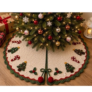 Può includere: Una gonna per albero di Natale all'uncinetto color crema con un bordo smerlato verde. La gonna è decorata con applicazioni di alberi di Natale verdi, bastoncini di zucchero rossi e bianchi e foglie di agrifoglio, con due pon pon rossi.