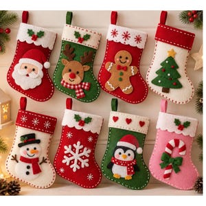 Könnte beinhalten: Ein Set aus acht Weihnachtsstrümpfen aus Filz mit verschiedenen festlichen Motiven wie Weihnachtsmann, Rentier, Lebkuchenmann, Weihnachtsbaum, Schneemann, Schneeflocke, Pinguin und Zuckerstange, jeweils mit einer praktischen Aufhängeschlaufe.