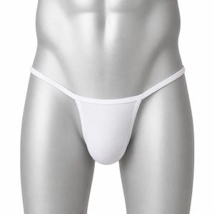 Könnte beinhalten: Ein einfarbiger weißer Tanga mit minimalistischem Design, bestehend aus einer einzelnen Fronttasche und dünnen Seitenbändern. Das Kleidungsstück besteht aus einem glatten, blickdichten Stoff für einen klaren Look mit schlichtem weißem Saum am Bund.