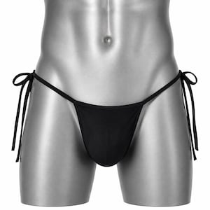 Könnte beinhalten: Ein einfarbig schwarzes Bikini-Unterteil mit dünnen seitlichen Bindebändern, die an jeder Hüfte Schleifen bilden. Das Kleidungsstück hat ein minimalistisches Design mit einem Mittelteil und schmalen Bändern, die eine einfache Konstruktion bieten.