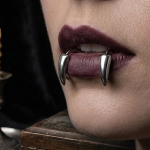 Piercing do wargi w kształcie wampirzego kła bez przekłuwania, biżuteria ze stali nierdzewnej dla kobiet i mężczyzn na Halloween, gotycki klips na wargę, 4 kolory