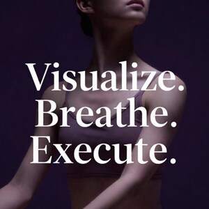 Può includere: Una persona che indossa un reggiseno sportivo e pantaloncini coordinati color malva, seduta in posizione meditativa con gli occhi chiusi. Il testo "Visualize. Breathe. Execute." è visualizzato in bianco, seguito da "Sara Corsato | Life & Performance Coach".