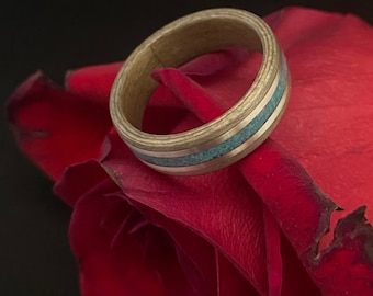Anello in legno curvato in acero grigio con due intarsi in argento e intarsio centrale in turchese della Bella Addormentata