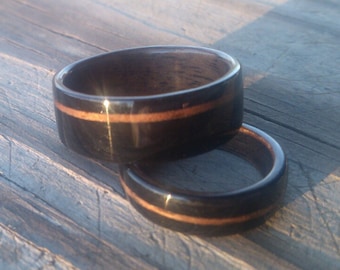 Set di anelli in legno curvato in ebano con rivestimento in noce e fede nuziale sfalsata e intarsiata in noce centrale, anello anniversario