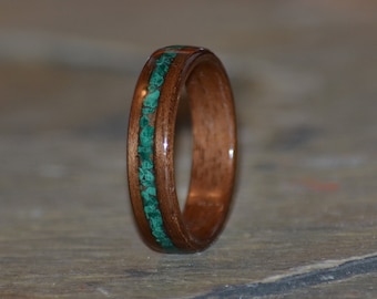 Anello in legno curvato di noce con fede nuziale intarsiata in malachite, anello anniversario